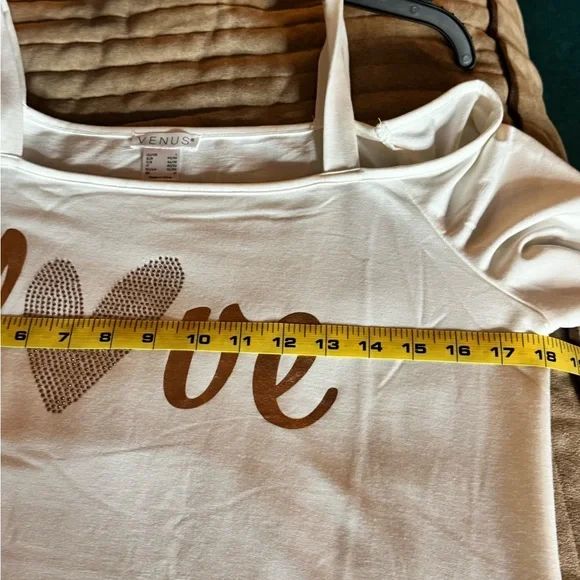 Venus White “Love” Cold-Shoulder Top with Metallic Heart (Size Large) - Picture 3 of 8